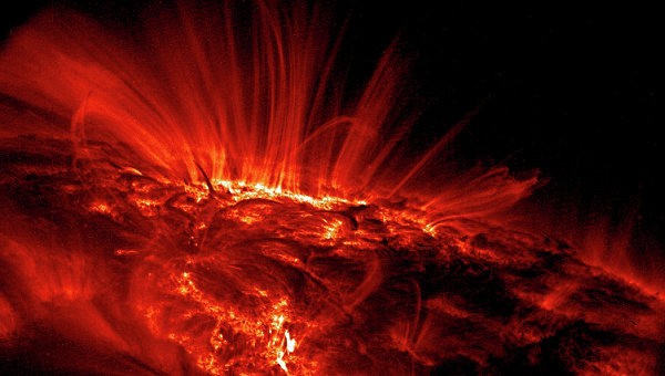 Ученые раскрыли тайну светлых "родинок" на поверхности пятен на Солнце
