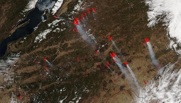 НАСА: зонд Aqua получил новые снимки лесных пожаров в Сибири