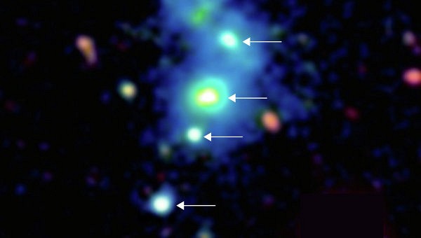 Астрономы впервые нашли «четверку» из сверхмассивных черных дыр