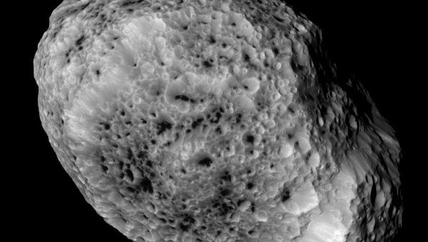 "Кассини" передал на Землю последние фотографии Гипериона
