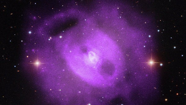 Астрофизики увидели, как сверхмассивная черная дыра "пускает пузыри"