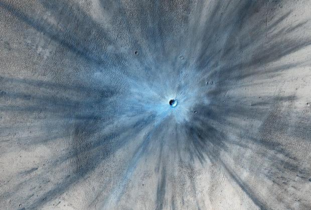 MRO сфотографировал свежий кратер на Марсе